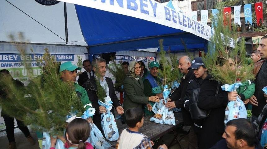 Şahinbey Belediyesi Fidan Dağıtımını S&uuml;rd&uuml;r&uuml;yor