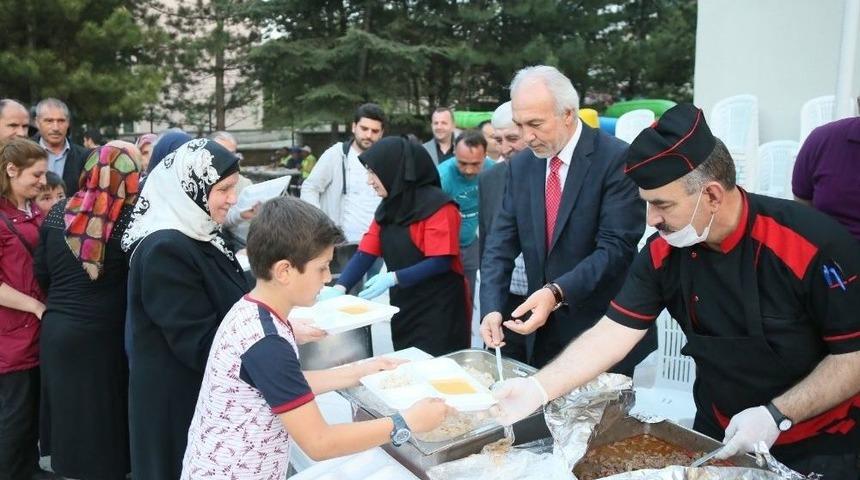 Kütahya Belediyesi’nin Mahalle İftarları Başladı