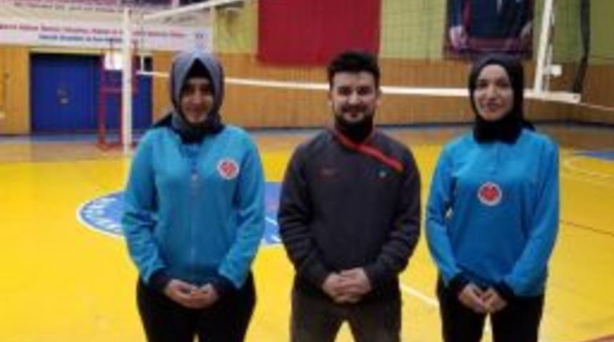 T&uuml;rkiye&rsquo;deki İlk Baş&ouml;rt&uuml;l&uuml; Voleybol Hakemleri Isparta&rsquo;dan
