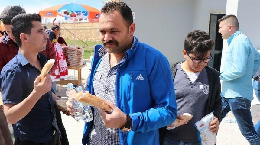 Ak Parti, Nevşehirspor Ma&ccedil;ında &Ccedil;emen Ekmek Dağıttı