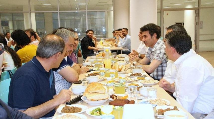 &Uuml;niversite Personeli İftar Yemeğinde Buluştu