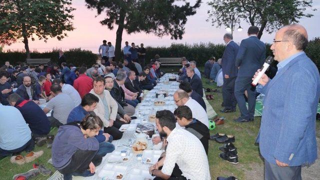 Ayasofya Camisi’nin Bahçesinde Yer Sofrasında İftar Yaptılar