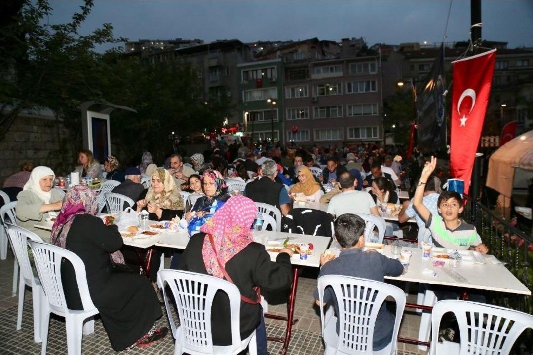 Emir Sultan&acute;da Ramazan Bereketi