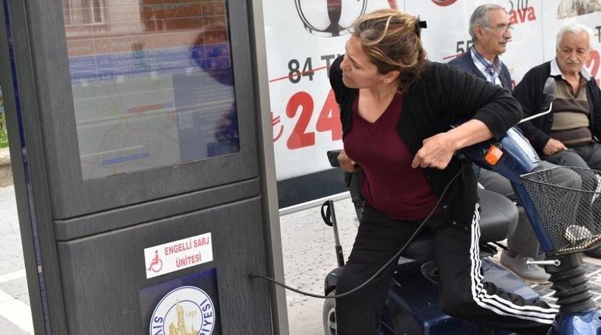 Otob&uuml;s Duraklarında Karekod Uygulaması