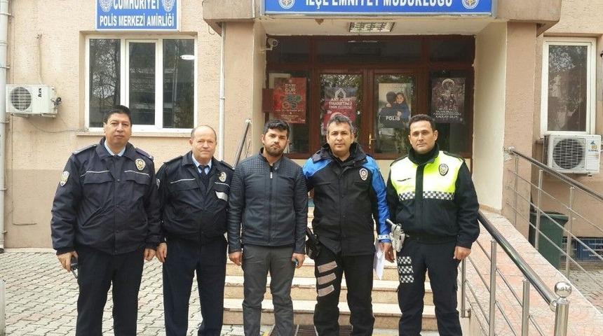 Atm’de Unutulan Parayı Sahibine Teslim Etti