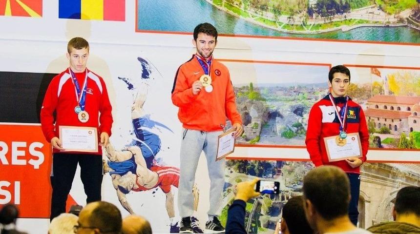 &Ouml;nce Hastalığını, Sonra Rakiplerini Yendi