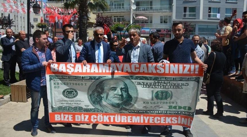 Doları Yakarak Protesto Ettiler