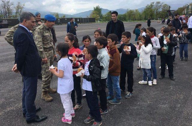 Minik Öğrencilerden Mehmetçiğe Ziyaret