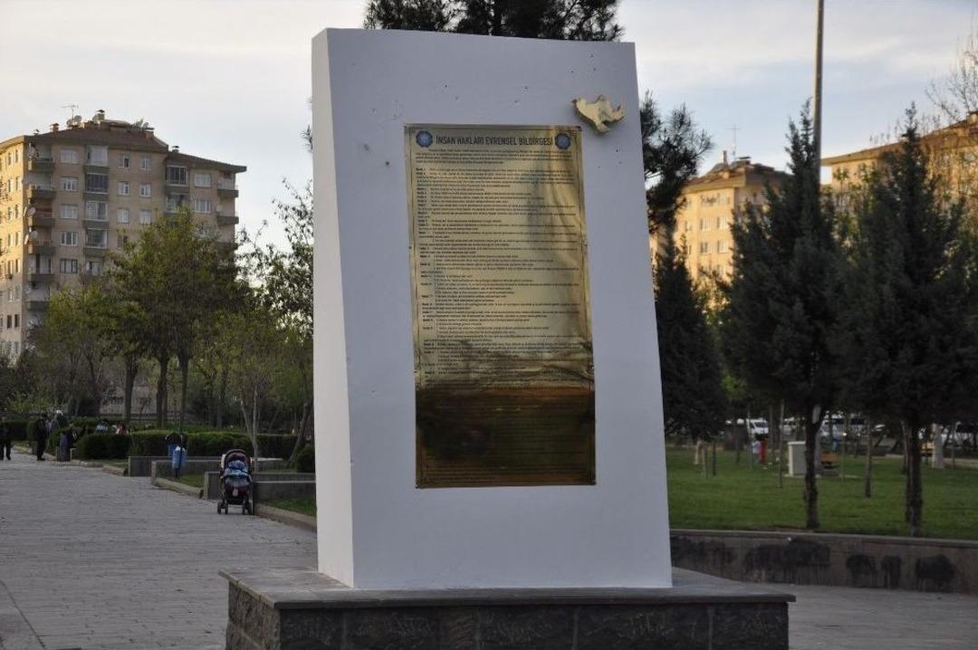 Diyarbakır&rsquo;da &Ccedil;alınan &rsquo;insan Hakları Bildirgesi&rsquo; Levhasının Yerine Yenisi Takıldı