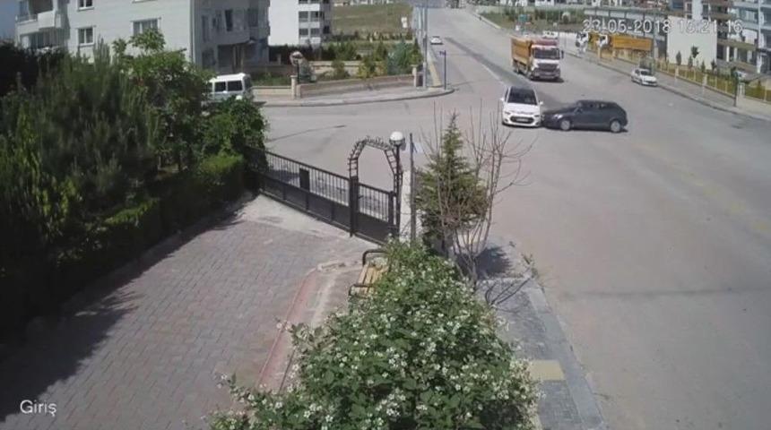 Başkent&rsquo;te İki Aracın Kafa Kafaya &Ccedil;arpışma Anı Kamerada