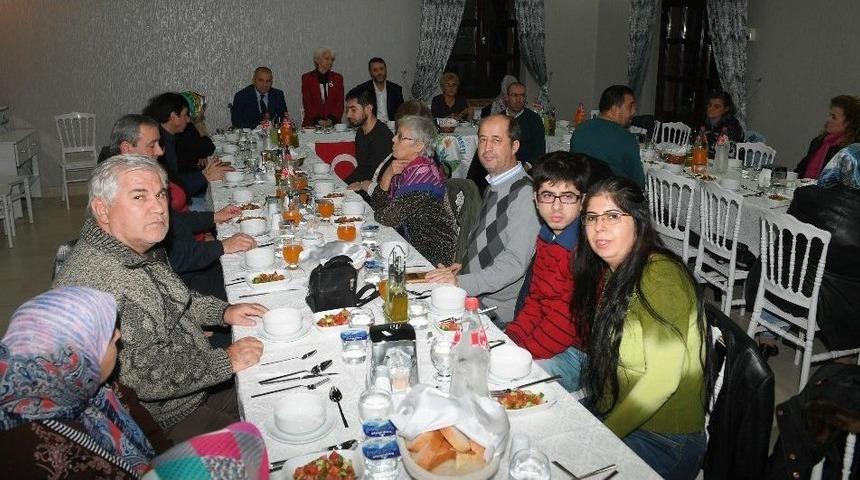 Başkan Yardımcısı Tekerlekli Sandalyeye Oturup Engelliler İle Empati Kurdu