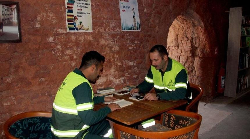 &Ccedil;&ouml;pe Atılan Kitaplardan 15 Bin Kitaplık K&uuml;t&uuml;phane Kurdular