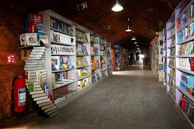 Çöpe Atılan Kitaplardan 15 Bin Kitaplık Kütüphane Kurdular