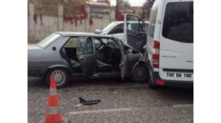 Minib&uuml;s İle Otomobil &Ccedil;arpıştı: 2 Yaralı
