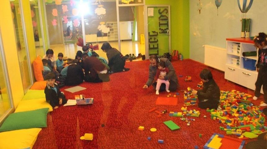 &Ccedil;ınar Kolejinde Aileler At&ouml;lyede