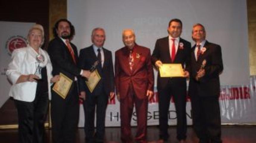 Spora Katkı Verenler &Ouml;d&uuml;llerine Kavuştu