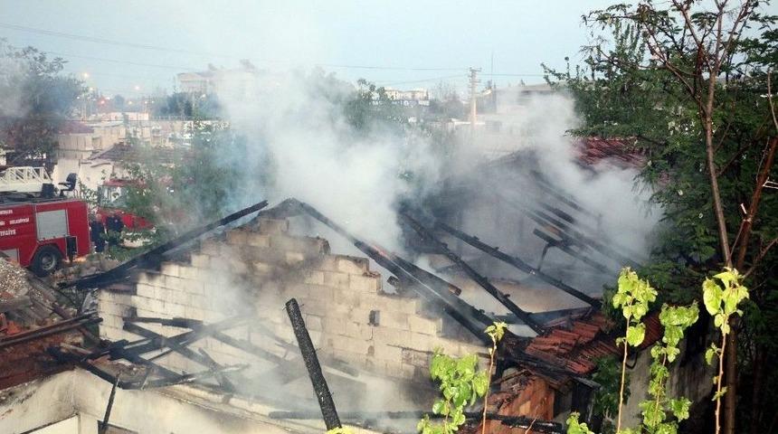 Boş Gecekonduda &Ccedil;ıkan Yangını İtfaiye S&ouml;nd&uuml;rd&uuml;
