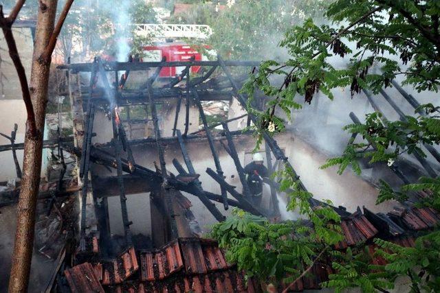 Boş Gecekonduda &Ccedil;ıkan Yangını İtfaiye S&ouml;nd&uuml;rd&uuml; 1