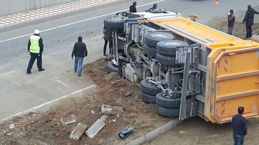 Batman&rsquo;da Kum Y&uuml;kl&uuml; Kamyon Devrildi