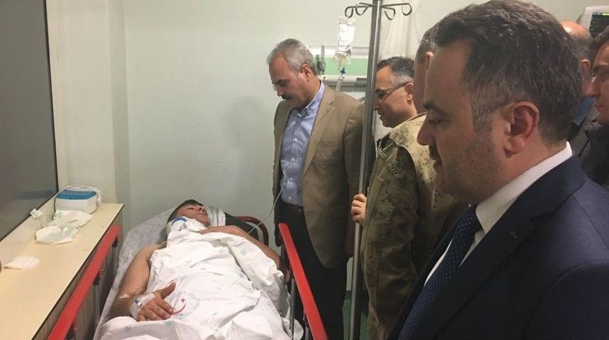 Karab&uuml;k Valisi U&ccedil;uruma Yuvarlanan Cezaevi Aracındaki Yaralananları Ziyaret Etti