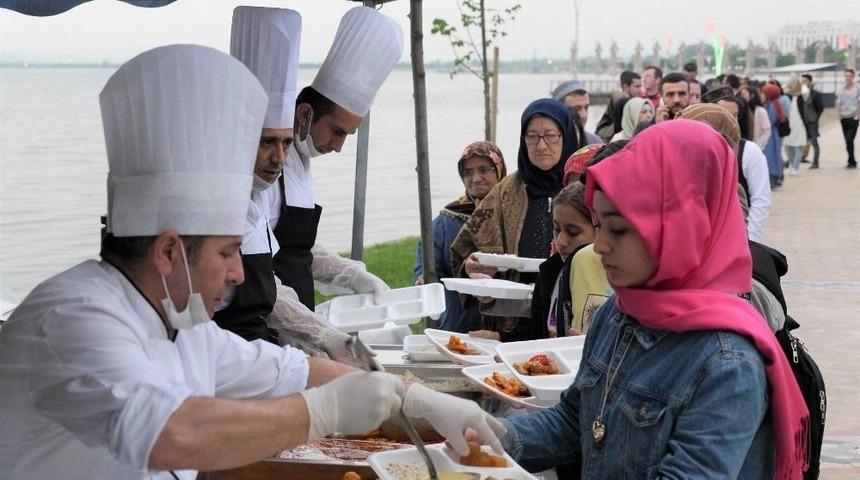 Başiskele&rsquo;de 3 G&uuml;nde 15 Bin Kişi İftar Sofrasında Buluştu