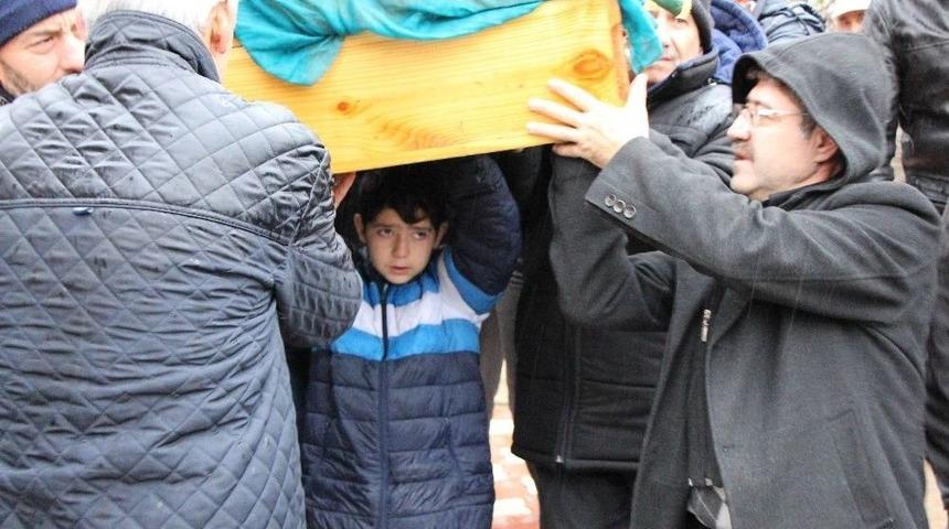 11 Yaşındaki Çocuk Annesinin Tabutunu Omuzladı
