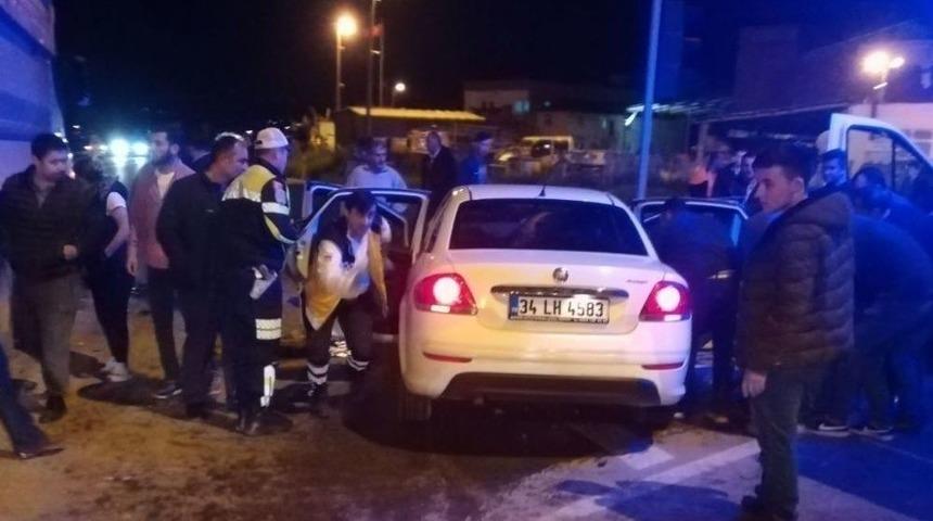 Kamyonla Otomobil &Ccedil;arpıştı: 5 Yaralı