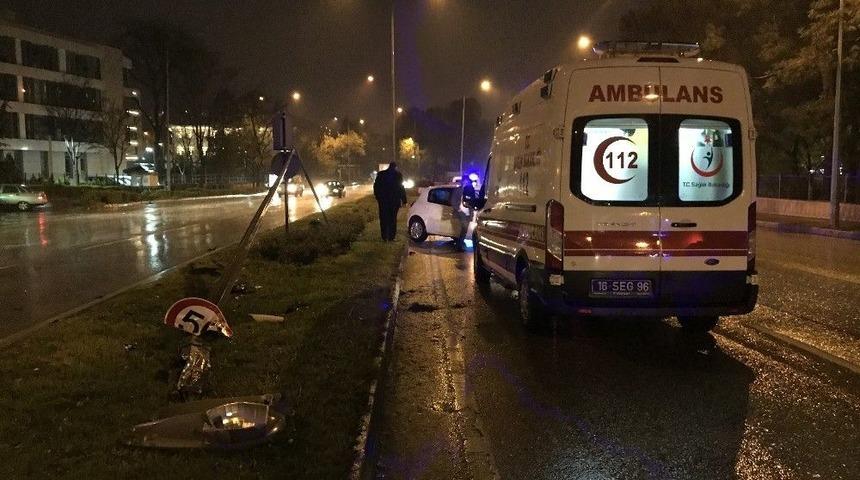 Kayganlaşan Yolda Otomobil Elektrik Direğine &Ccedil;arptı: 3 Yaralı