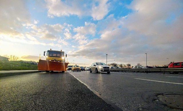 Kar Küreme Araçları İstanbul’da Ana Yollara İndi