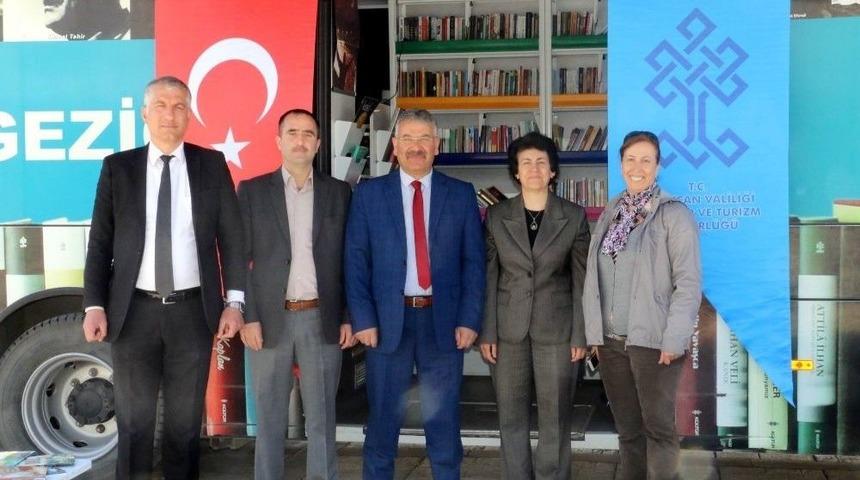 Gezici K&uuml;t&uuml;phaneden Vatandaşlara Hizmet