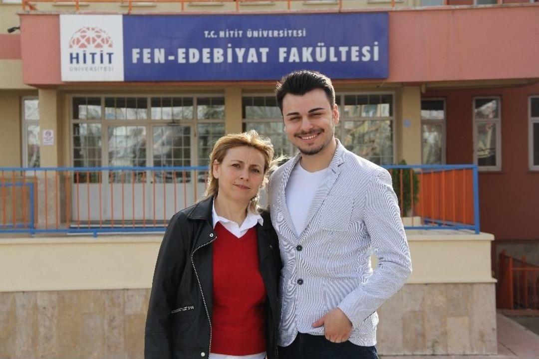 İlkokulu Bitirdi, &Ccedil;ocuk Yaşta Evlendirildi, Azmetti 27 Yıl Sonra &Ccedil;ocuğuyla Birlikte Aynı &Uuml;niversitede Hayallerini Ger&ccedil;ekleştiriyor