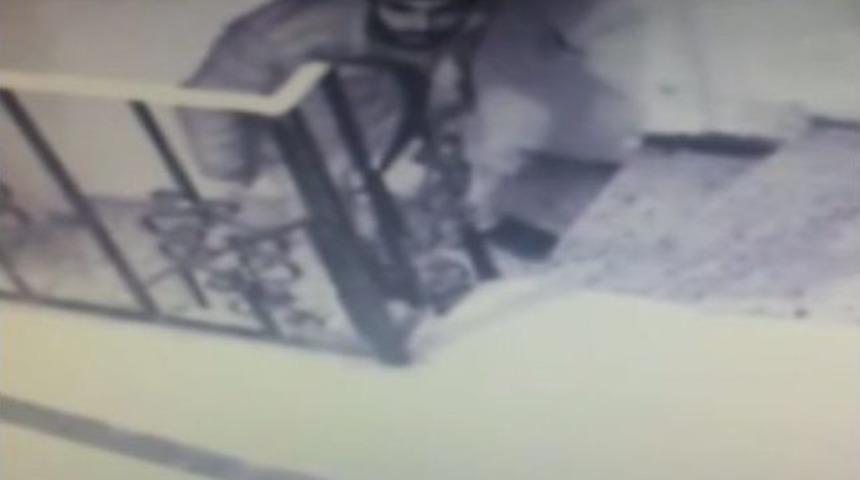 (&ouml;zel) Baltalı Hırsız Ağzında Sigarayla Hırdavat Dolu &Ccedil;uval &Ccedil;aldı