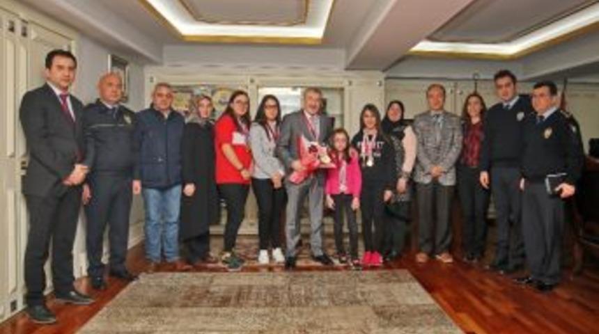 Emniyet M&uuml;d&uuml;r&uuml; &Ccedil;alışkan, Engelli &Ccedil;ocukları Kabul Etti