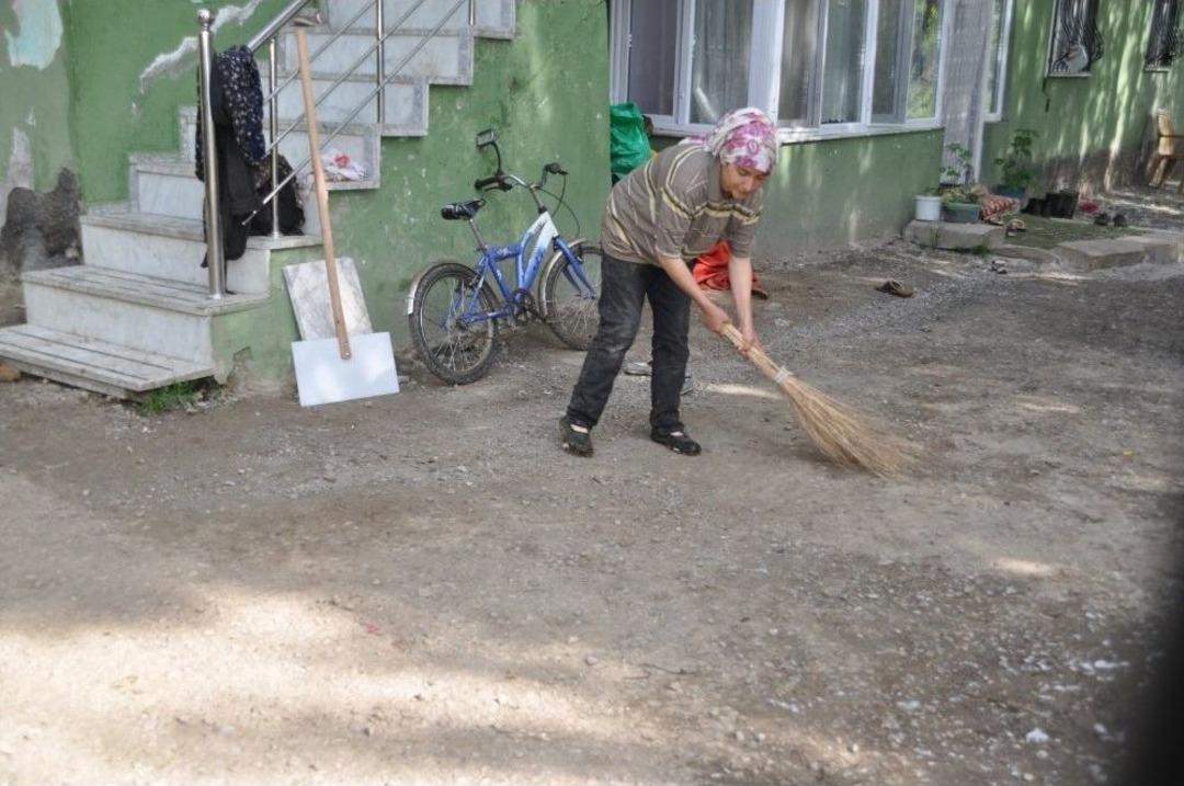 Lise &Ouml;ğrencisinden 87 Yaşındaki Refika Nineye Destek