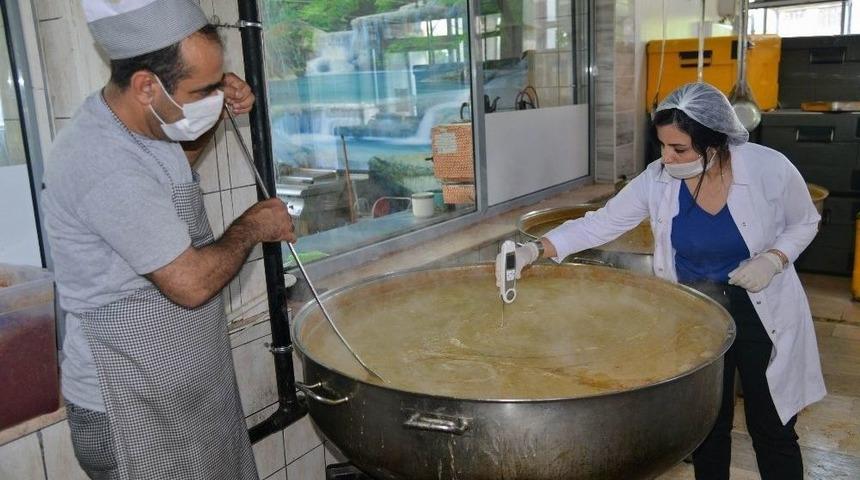 İftar &Ccedil;adırlarında Dağıtılan Yemekler Denetleniyor