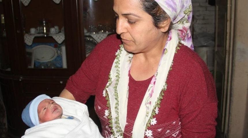 Terk Ettiği Bebeğini Televizyonda G&ouml;r&uuml;nce Vicdana Geldi