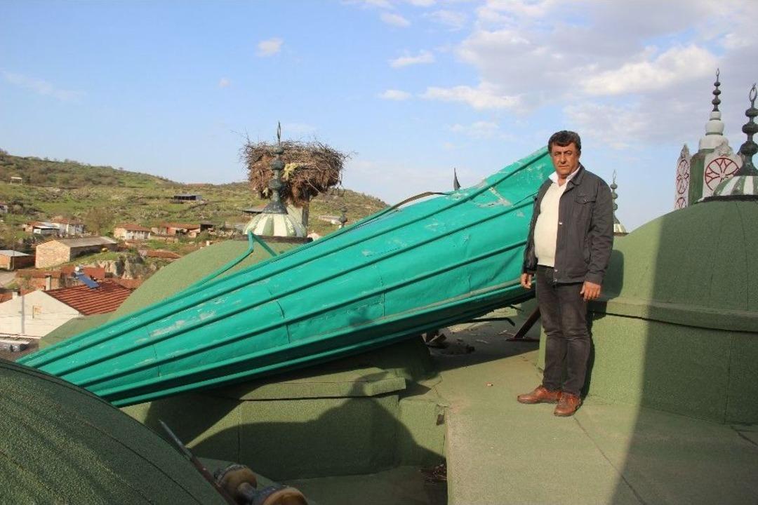 Fırtına Minarenin K&uuml;lahını U&ccedil;urdu