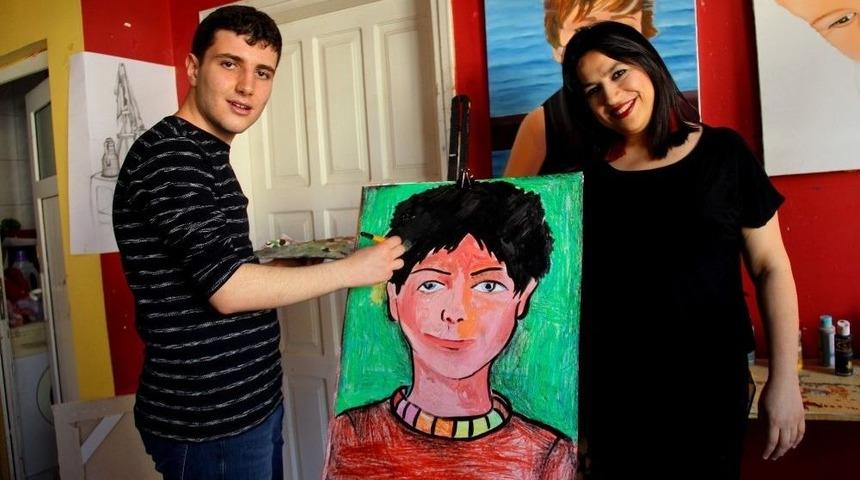 Otizmli Ali Eren&rsquo;in Resim Aşkı