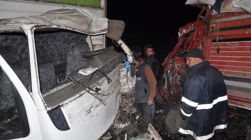 Kamyonlar Kafa Kafaya Çarpıştı