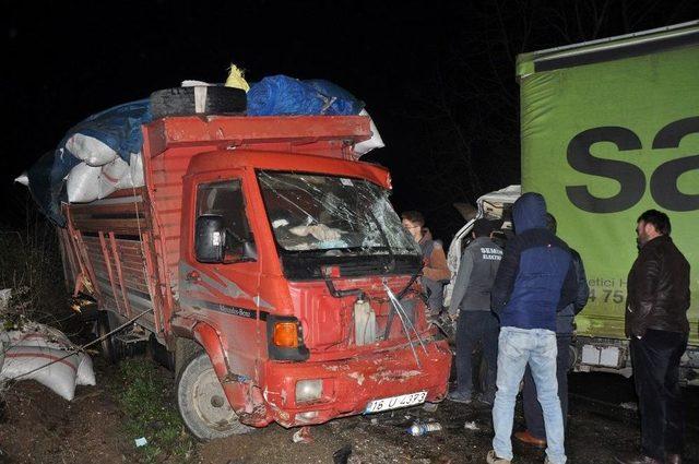 Kamyonlar Kafa Kafaya Çarpıştı