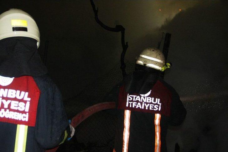 Beyoğlu’nda Bir Gecekondu Alev Alev Yandı G2