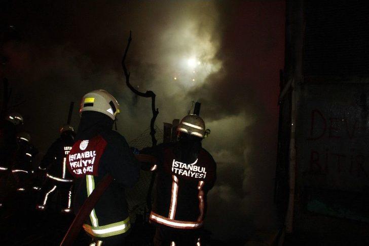 Beyoğlu’nda Bir Gecekondu Alev Alev Yandı G3