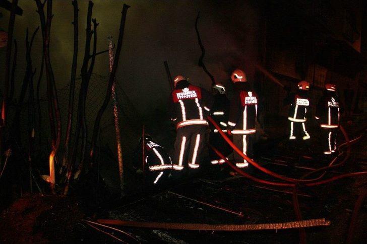 Beyoğlu’nda Bir Gecekondu Alev Alev Yandı G4