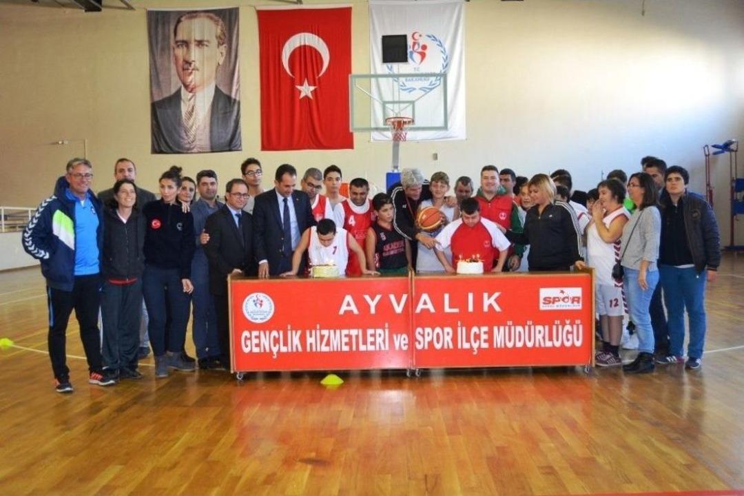 Ayvalık&rsquo;ta Gen&ccedil;lik Merkezi&rsquo;nden Engelli Sporculara Jest