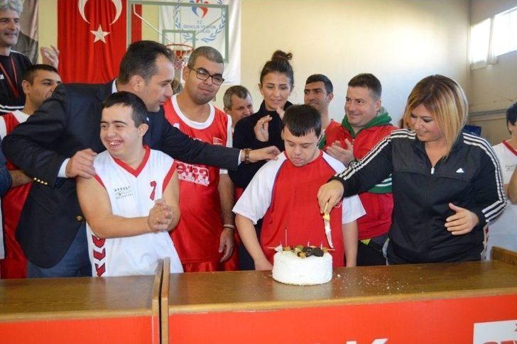 Ayvalık’ta Gençlik Merkezi’nden Engelli Sporculara Jest G5