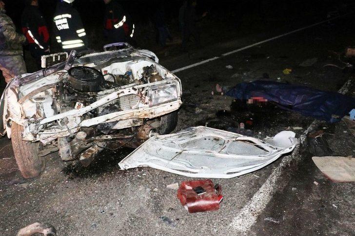 Diyarbakır’daki Feci Kazada Otomobil İkiye Ayrıldı: 2 Ölü, 2 Yaralı G4