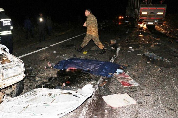 Diyarbakır’daki Feci Kazada Otomobil İkiye Ayrıldı: 2 Ölü, 2 Yaralı G5