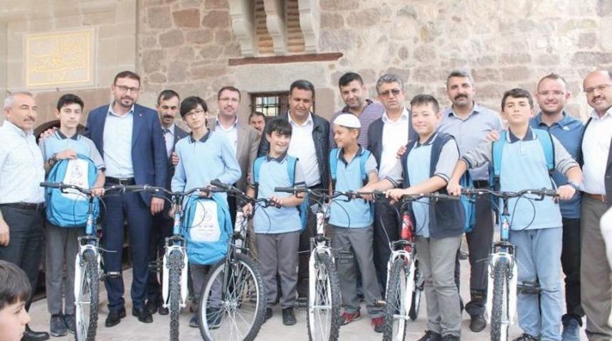 Sabah Namazına Katılan &Ouml;ğrenciler &Ouml;d&uuml;llendirildi