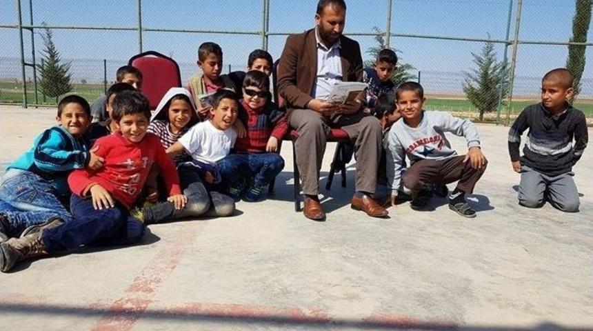 Veliler Okulda &Ouml;ğrencilere Hikaye Okuyor