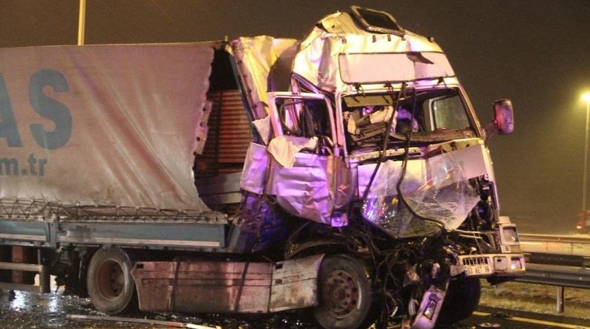 Hurdaya D&ouml;nen Tırdan Sağ Kurtuldu